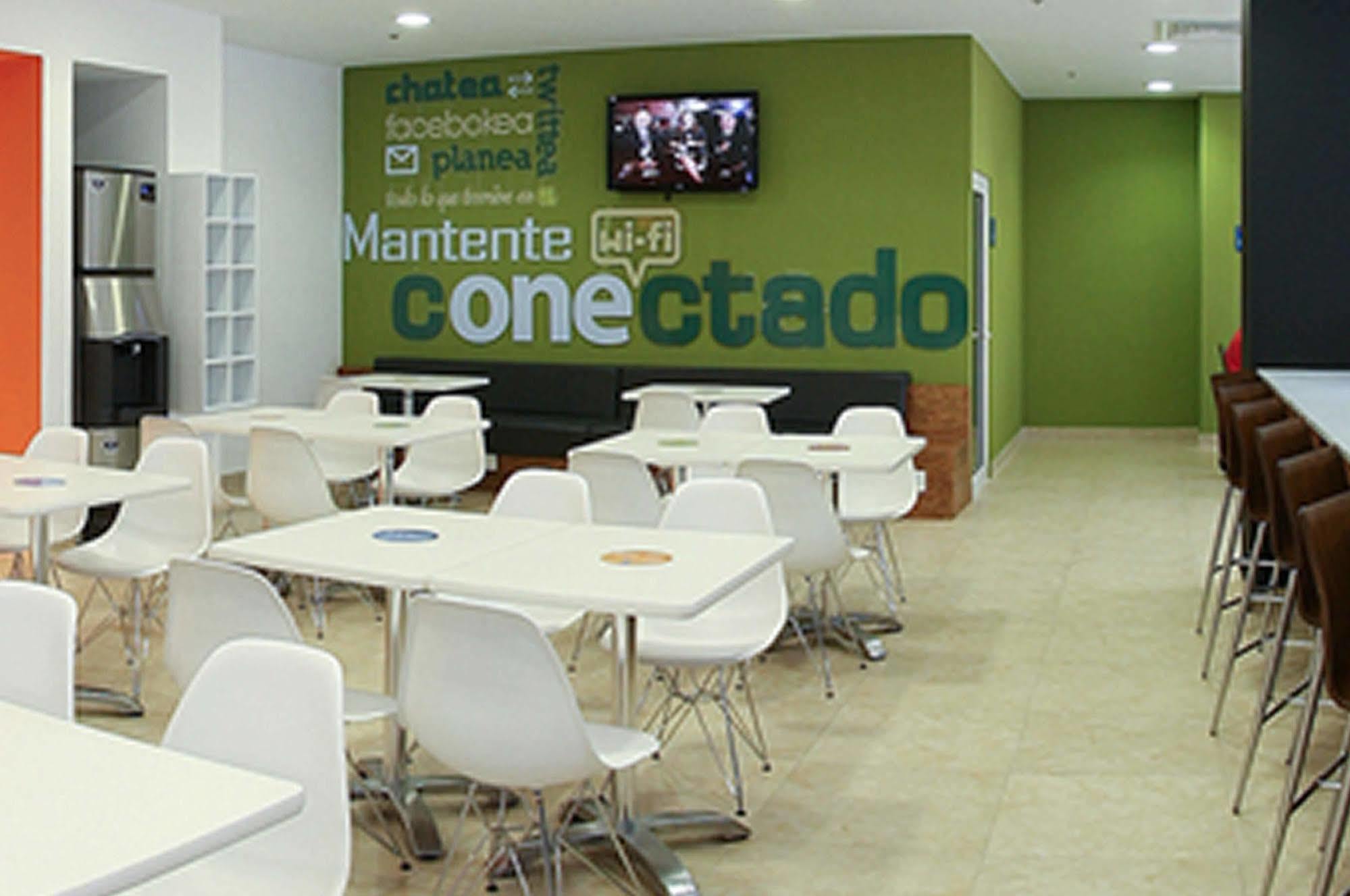 One Irapuato Hotell Eksteriør bilde